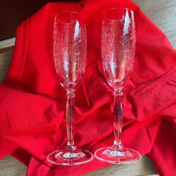 Set of 2 Etched Leaves and Vines Champagne Flutes; Beautiful. - Picture 4 of 7